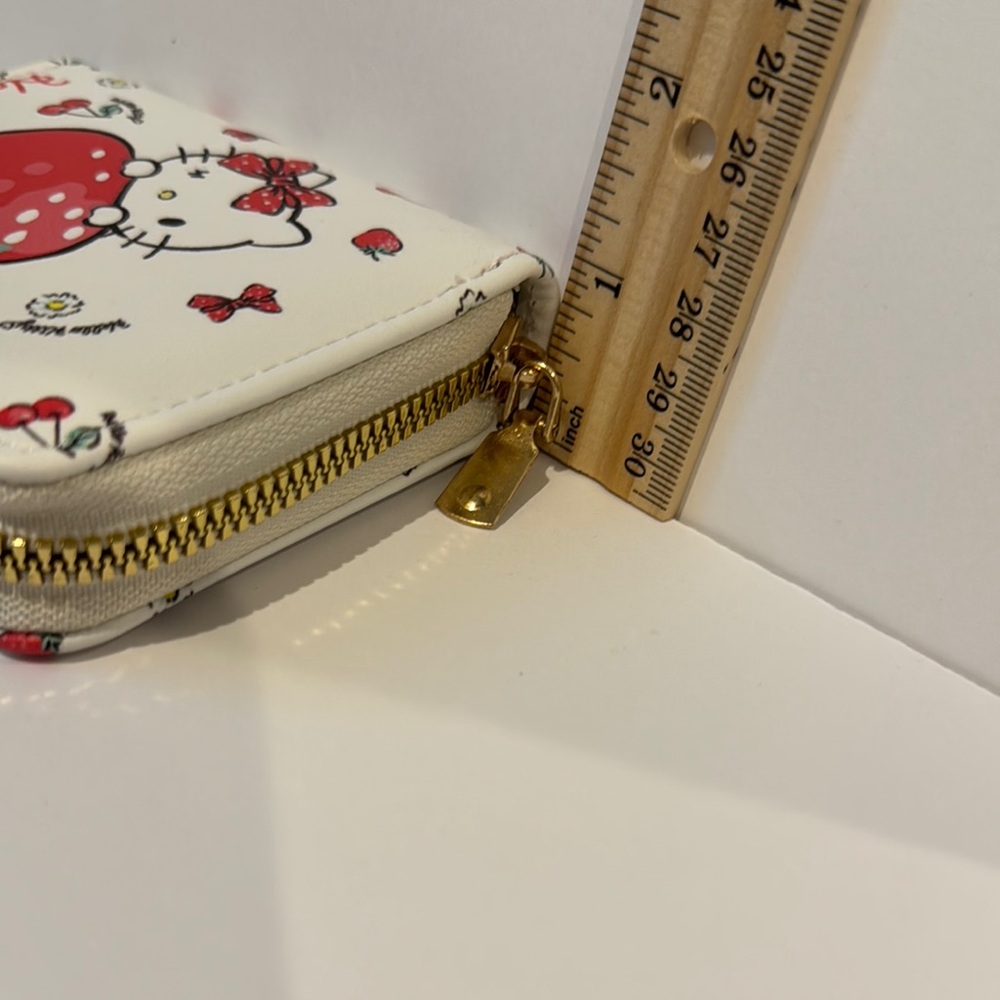 Hello Kitty Strawberry Wallet - Picture 4 of 6